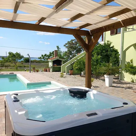 Three-bedroom In Ljubac, Zadar I شقة Krneza