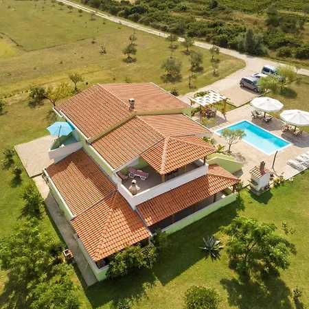 Three-bedroom In Ljubac, Zadar I شقة